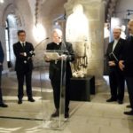 Monseñor Barrio louba e agradece a exposición “Mestre Mateo”