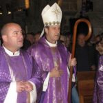 Los fieles abarrotaron el templo de Muros para recibir al nuevo párroco