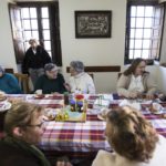 Familias postizas contra la sigilosa epidemia de la soledad