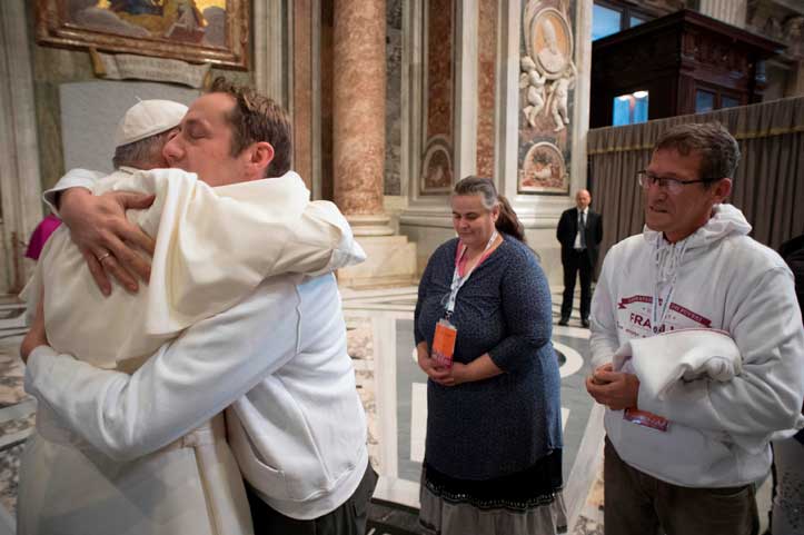 2018_jornada_mundial_delos_pobres_abrazo_papa