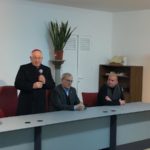 Mons Barrio bendice los locales de Cáritas en Ribeira