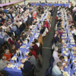 Cáritas de Soneira reunió a un millar de personas en el pabellón de Zas