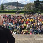 Don Julián se reúne con los niños y niñas y les invita a seguir a Jesús como su mejor amigo
