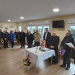 Mons. Barrio bendice las nuevas instalaciones del Centro de Día “Fogar de Bergantiños”