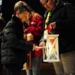 Catequista ilumina el mundo con las celebraciones y oraciones de la Luz de la Paz de Belén