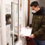 Camareros y personal de limpieza: así es el nuevo perfil que dispara las peticiones de ayuda a Cáritas