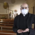 Una veintena de fieles acuden a la primera misa en San Fernando
