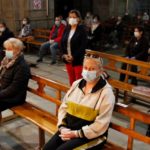 La “nueva normalidad” llega a una concurrida novena de Santa Rita