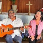 Códigos QR en la iglesia para descargar las canciones y un concierto en la capilla