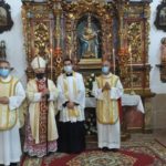 Mons. Julián Barrio bendice un retablo instalado en la iglesia de San Xulián de Laíño