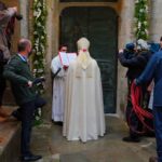 Mons. Julián Barrio, Arzobispo de Santiago. Instante de la Apertura de la Puerta Santa