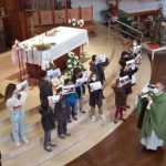 La Parroquia de Carballo regala a los niños de la catequesis un Evangelio en el “Domingo de la Palabra”