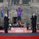 Los arzobispos de Compostela y Burgos recibieron este domingo en la Plaza del Obradoiro a los participantes en la Vuelta Ciclista a España