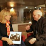 Monseñor Barrio se reunió este martes en Madrid con la hija de Manuel Ferrol, el fotógrafo de la emigración