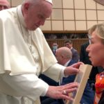 El Papa Francisco recibe la imagen icónica de la emigración gallega de manos de Patricia Ferrol, hija del autor de la fotografía