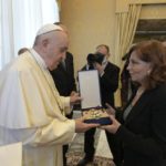 El Papa a los periodistas: su misión es hacer el mundo menos oscuro