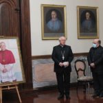 El Cabildo de la Catedral de Santiago entrega al Arzobispo un retrato y descubre un relieve con su escudo junto a la fachada de la Azabachería