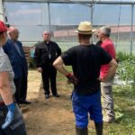 El obispo auxiliar visita en Ordes las huertas ecológicas de Ahortas