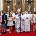 Mons. Barrio confirma a un grupo de jóvenes en Caión el día de la reapertura del templo parroquial