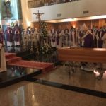 El arzobispo de Santiago preside la Misa de corpore in sepulto por mons. José Diéguez