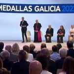 O arcebispo de Santiago, mons. Julián Barrio, recibe a Medalla de Ouro de Galicia 2022