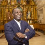 Desiré Kouakou, sacerdote africano en la Costa da Morte: «¡Hasta me he acostumbrado a la lluvia!» Sara Fernández