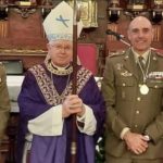 Mons. Barrio preside un acto en el que la Cofradía de los Hermanos distinguió como cofrade de honor al general de la Brilat