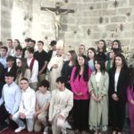 Mons. Prieto confirma a un grupo de jóvenes en Ponte Caldelas
