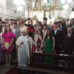 Mons. Prieto confirma a un grupo de jóvenes en A Illa de Arousa