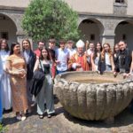 Mons. Prieto confirma a un grupo de jóvenes en la Colegiata de Santa María de Sar