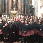 Mons. Prieto confirma a un grupo numeroso de jóvenes en la Parroquia de San Jorge