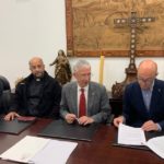 El Arzobispado de Santiago y el Concello de Cabana firman un convenio de cesión de la Capela de Sinde