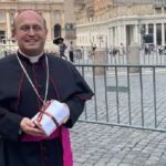 El arzobispo de Santiago de Compostela, mons. Francisco Prieto, recibe el palio arzobispal bendecido por el Papa Francisco en la Basílica de San Pedro