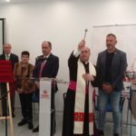 El arzobispo de Santiago, mons. Prieto Fernández, bendice el nuevo albergue «San Javier» de Pontevedra