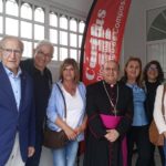 El arzobispo de Santiago bendice un local de Cáritas en Pontedeume