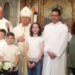 El Arzobispo administra los Sacramentos de Iniciación Cristiana a un joven en Betanzos
