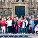 Encuentro del arzobispo de Santiago con los alfombristas que decoraron la plaza de San Martiño