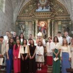 Mons. Prieto confirma a un grupo de jóvenes en Cuntis