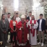 D. Francisco confirma a un grupo de jóvenes en la Parroquia de Santo Antoíño de Baíñas