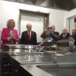 El arzobispo de Santiago bendice las nuevas instalaciones de Cáritas en Vilagarcía de Arousa