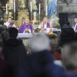 El arzobispo preside el funeral por los fallecidos en el accidente del autobús en Cerdedo-Cotobade