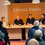 El arzobispo de Santiago acompañó al jesuita Daniel Cuesta en la presentación de su nuevo libro «Religiosidad popular»