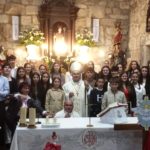 El arzobispo confirma a un grupo de jóvenes en Portosín