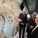 Las obras de restauración de la capilla del Salvador sacan a la luz la ventana románica de su muro oriental