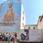 Procesión de antorchas y alfombras florales para la Milagrosa de Carballo