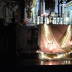 Visita del arzobispo a los jóvenes de Hakuna Santiago de Compostela