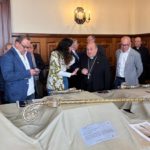 Ourives de Compostela traballa na restauración de 40 pezas antigas de arte sacro