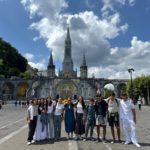Lourdes deja huella en los jóvenes diocesanos en el segundo día de su peregrinación hacia Roma