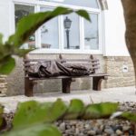 La Oficina de Acogida al Peregrino cuenta desde hoy con una escultura de Homeless Jesus