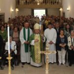 La iglesia parroquial de Santa María de Trasmonte, en Ames, recupera su retablo mayor